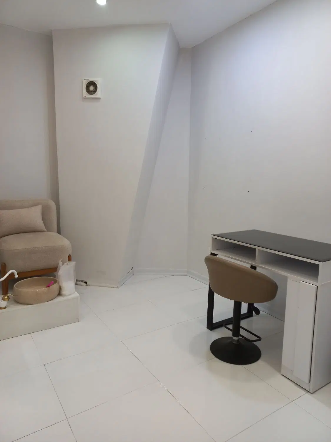 اجاره اتاق تخت مژه صندلی رنگ میکاپ کوتاهی ناخنکار