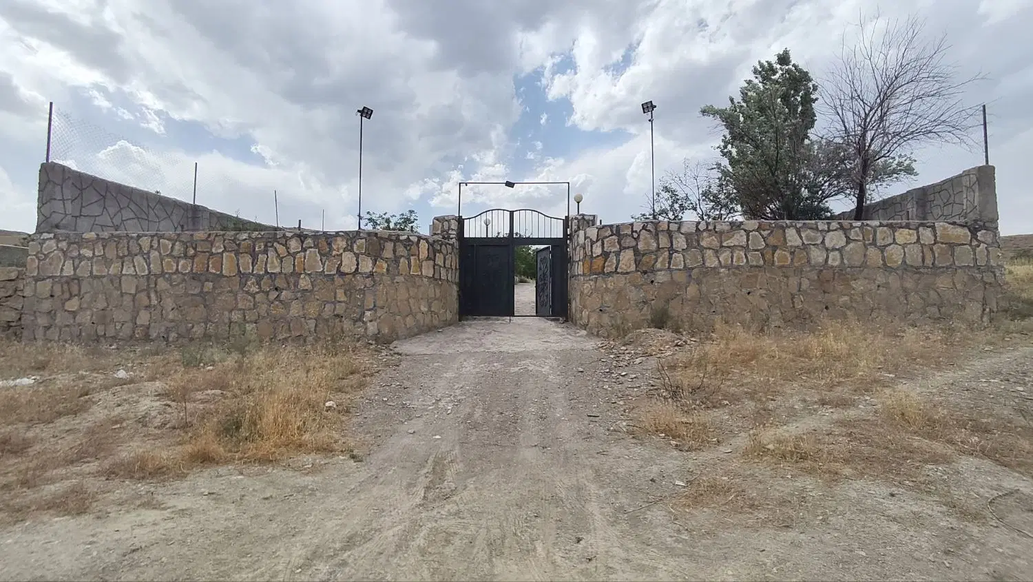 ۲۰۰۰ متر باغ دارای۱۵۰ اصله درخت و نهال