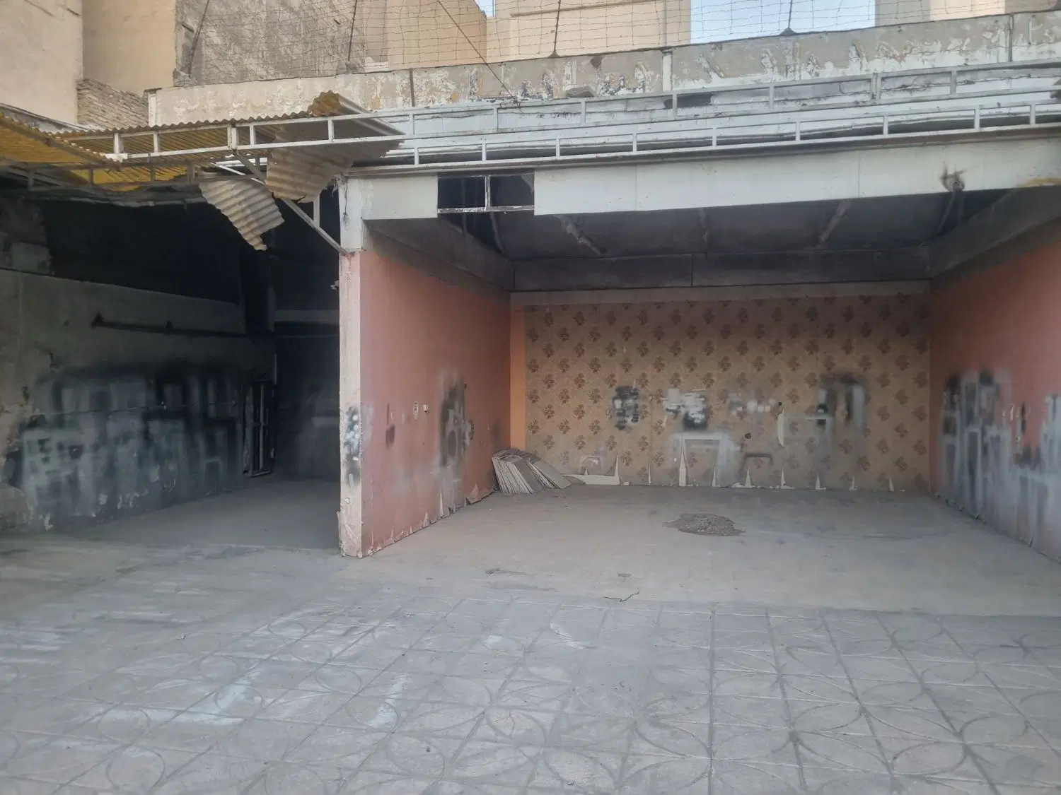 ۱۰۰۰ متری گاراژ و ۵ بابا مغازه