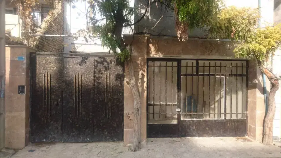 دو طبقه با مغازه در بست