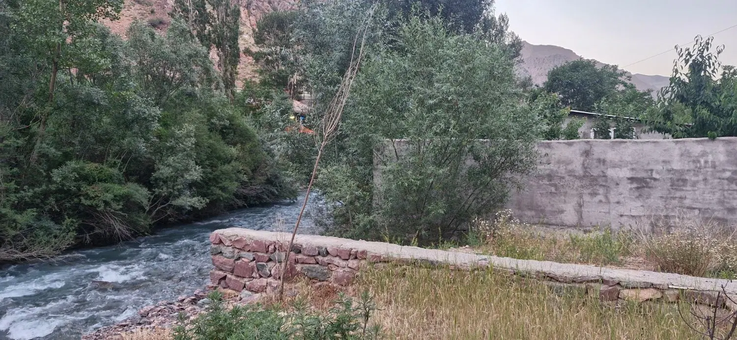 باغ کنار رودخانه چهار دیواری گچسر