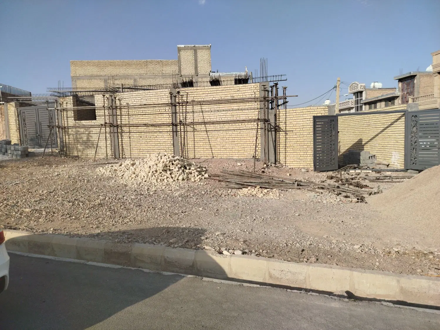 اسکلت دو بر نبش بر خیابان