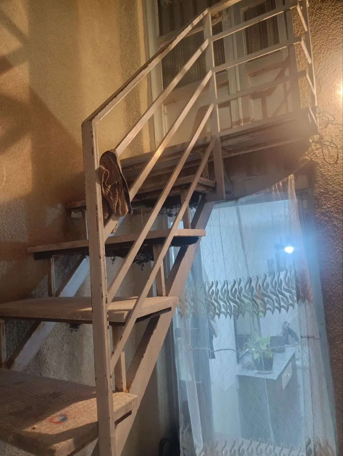 یک باب حیاط دوطبقه شمالی