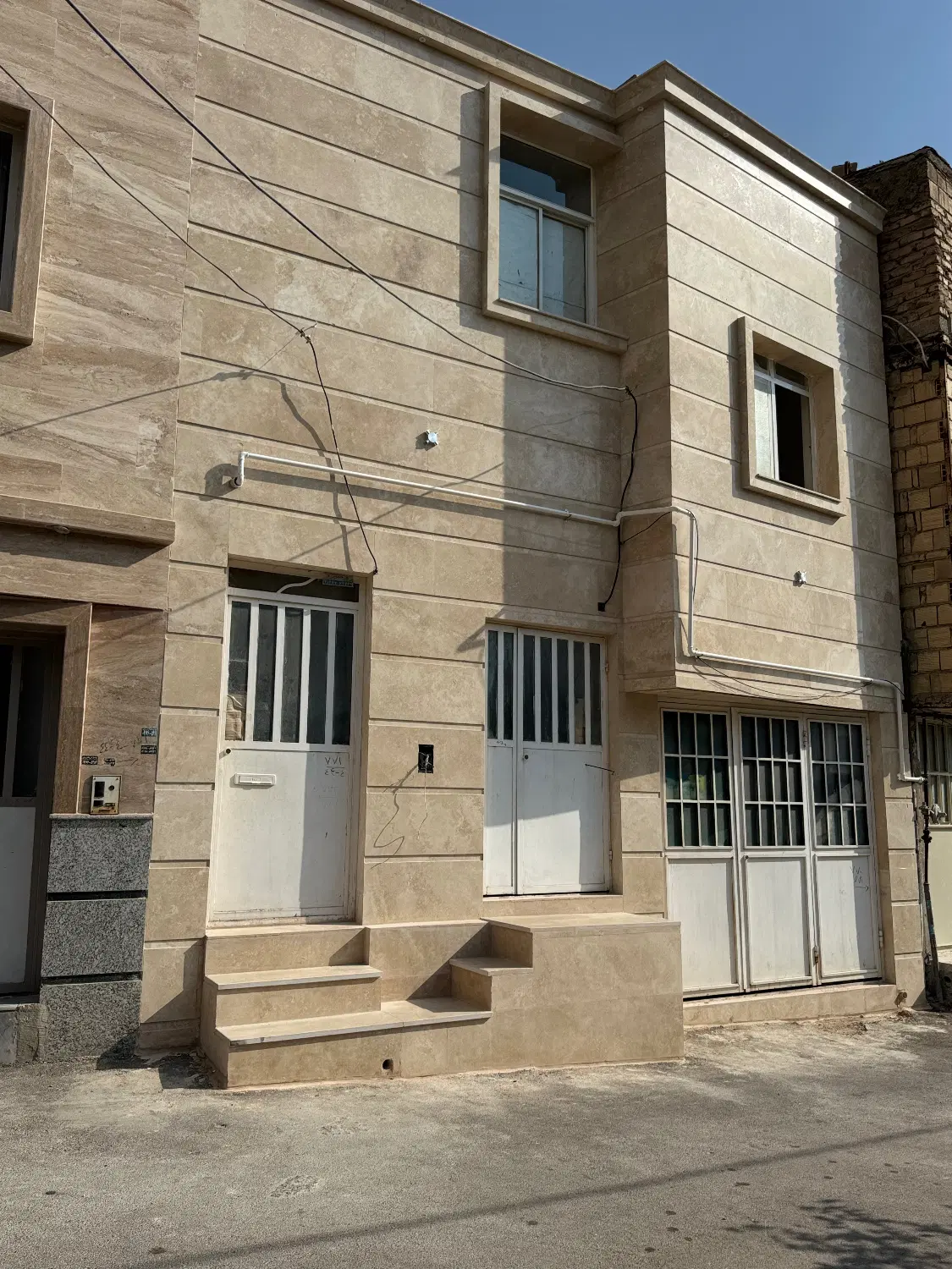 درب از ساختمان منزل دو طبقه