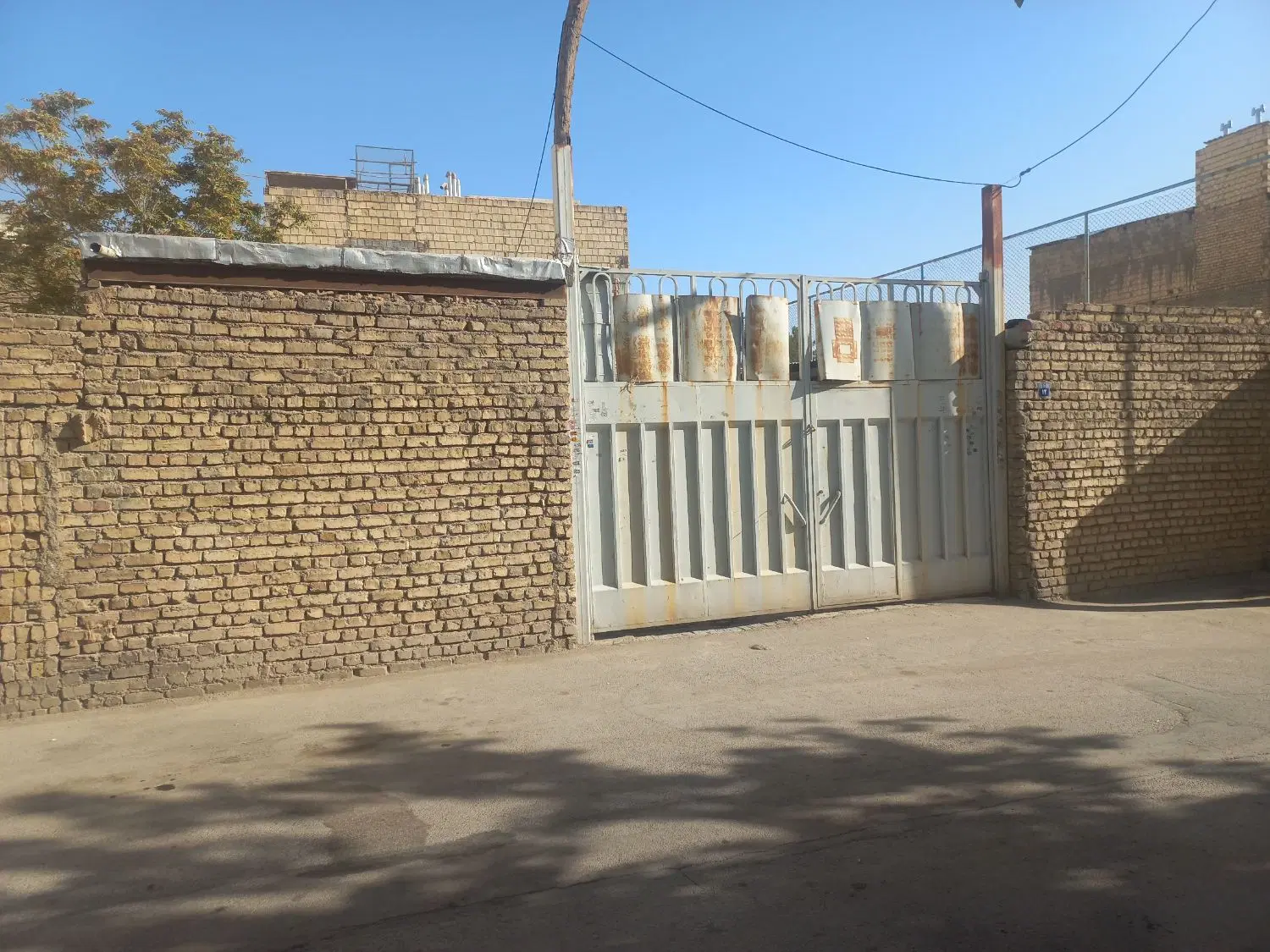 زمین چهار دیواری مسقف