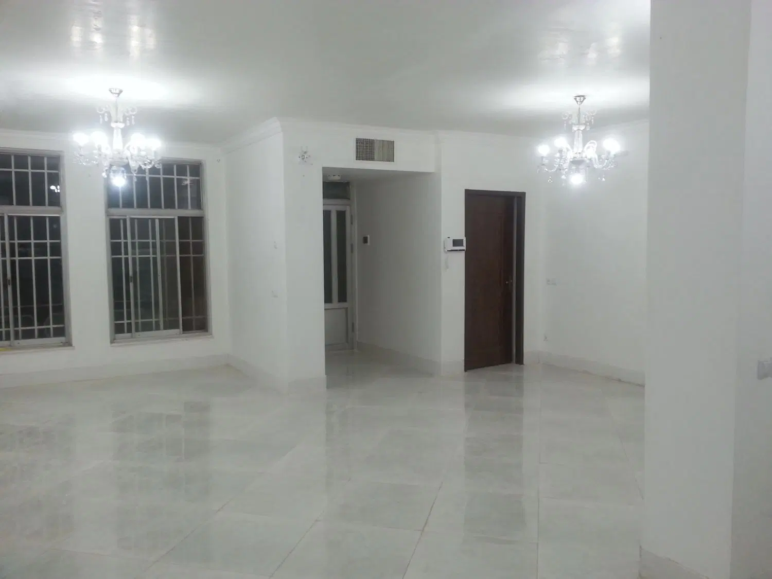 منزل ویلایی حاشیه خیابان کمال