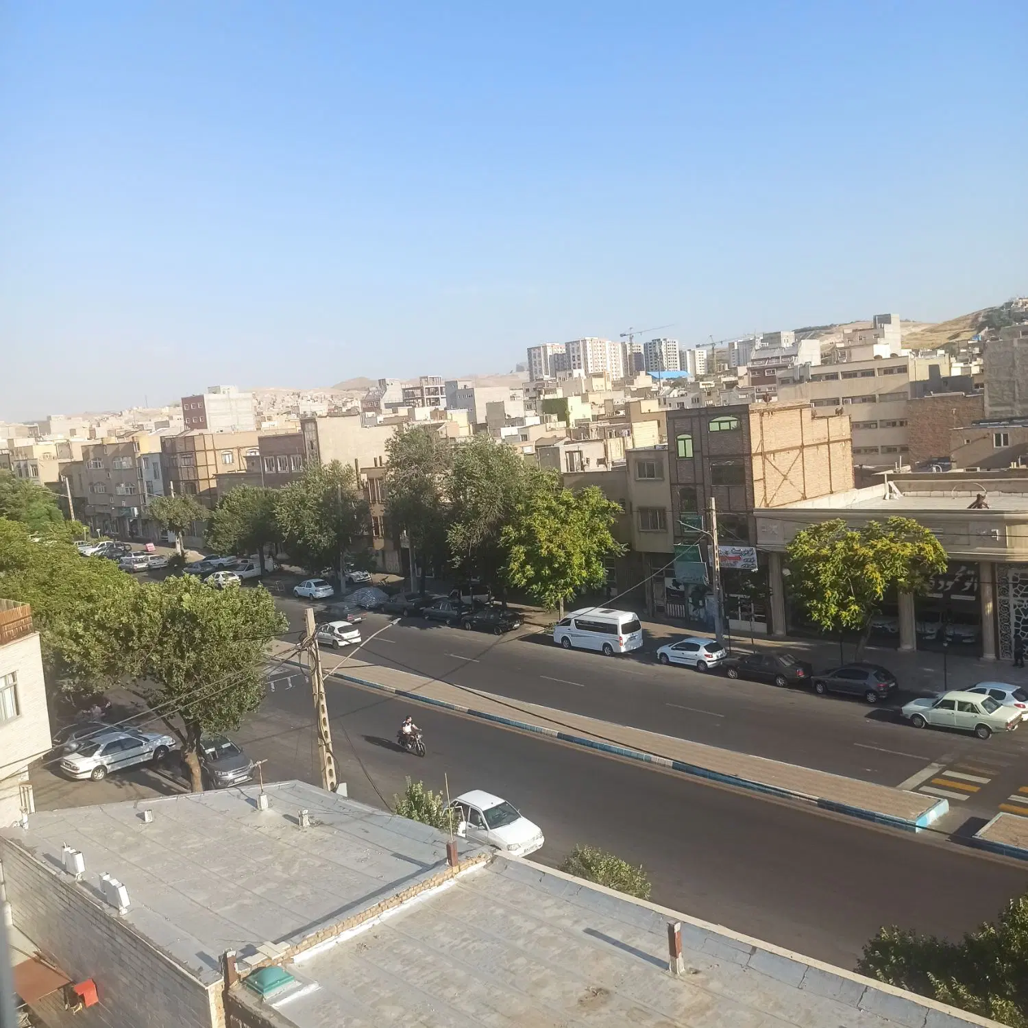دو واحدمسکونی، یک باب مغازه و زیر زمین تجاری