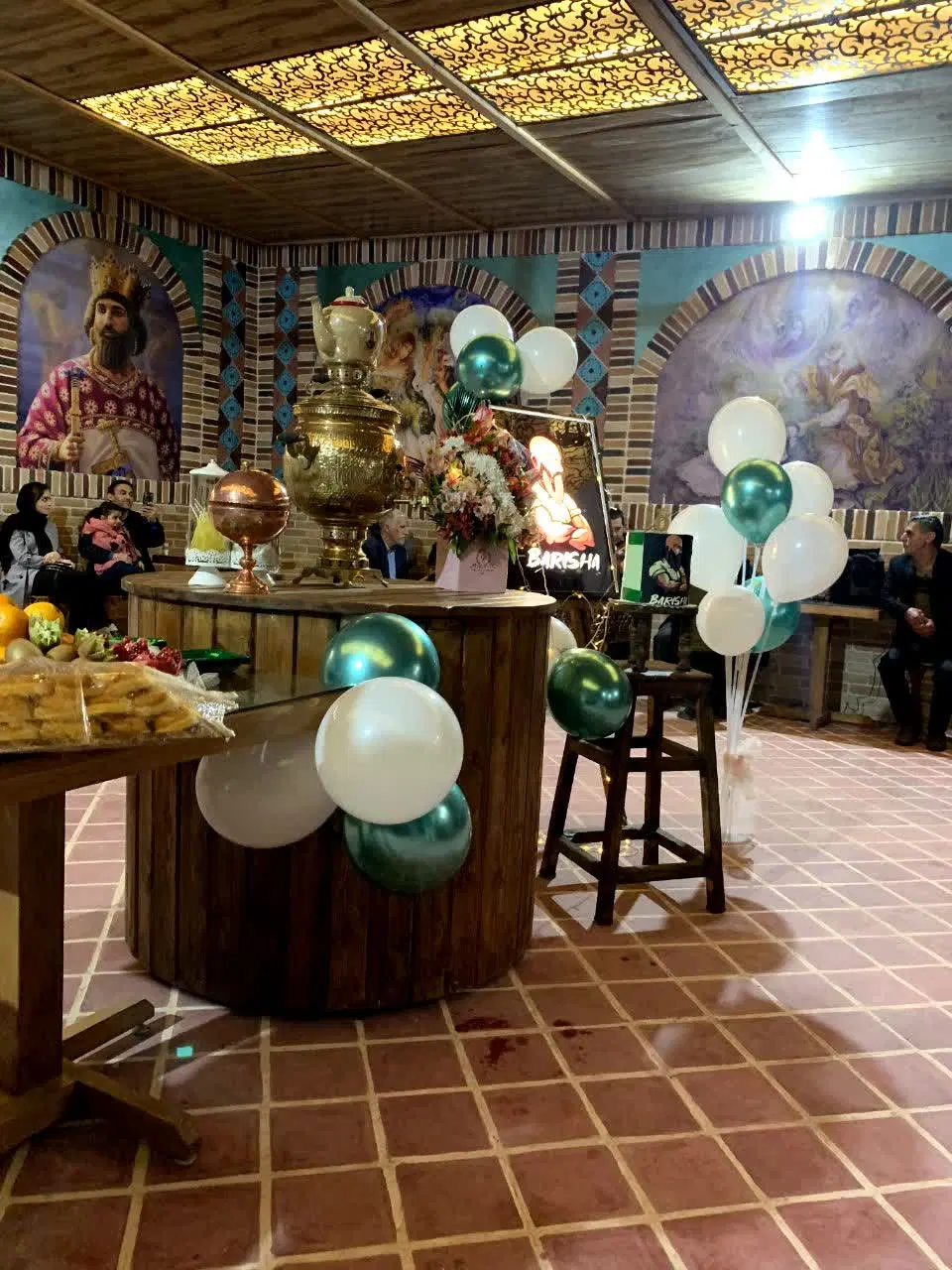 اجاره ملک ۳۰۰ متری بر میدان جهت کافی شاپ ،دیزی سرا