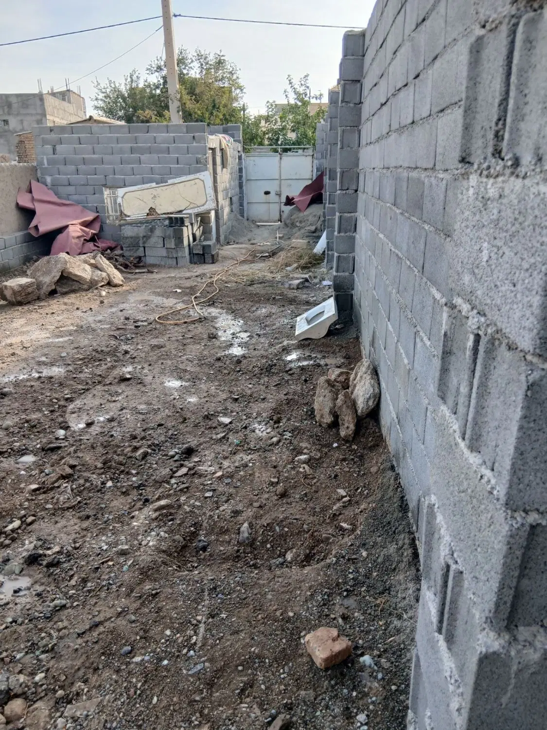 زمین چهار دیواری