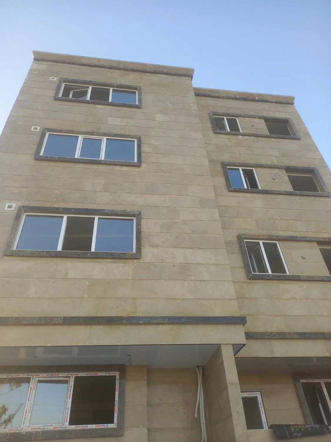 فروش واحد2خوابه105متری بر بلوار مرکز شهر