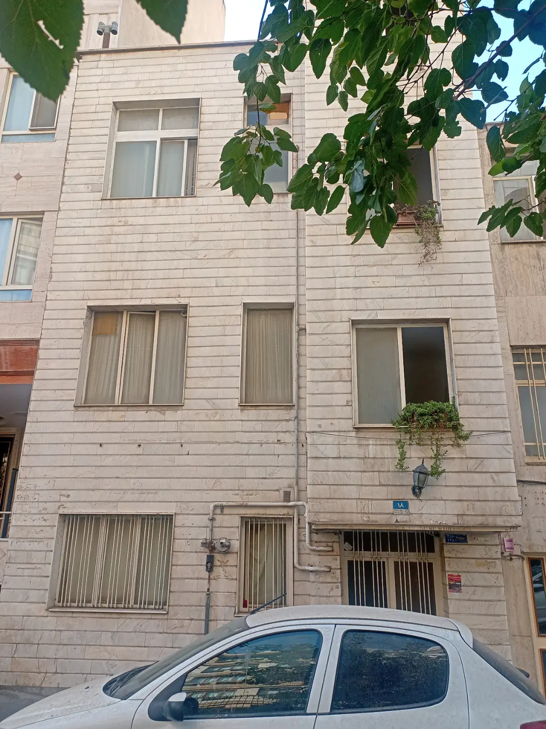 سه طبقه آپارتمان یکجا