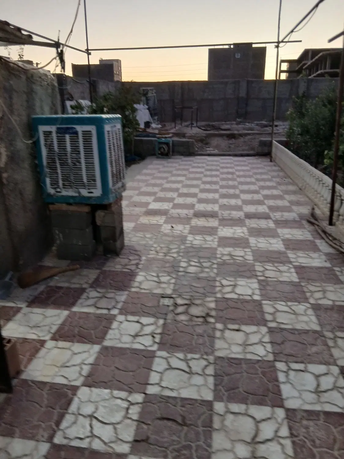 زمین چهاردیواری با کاربری مسکونی