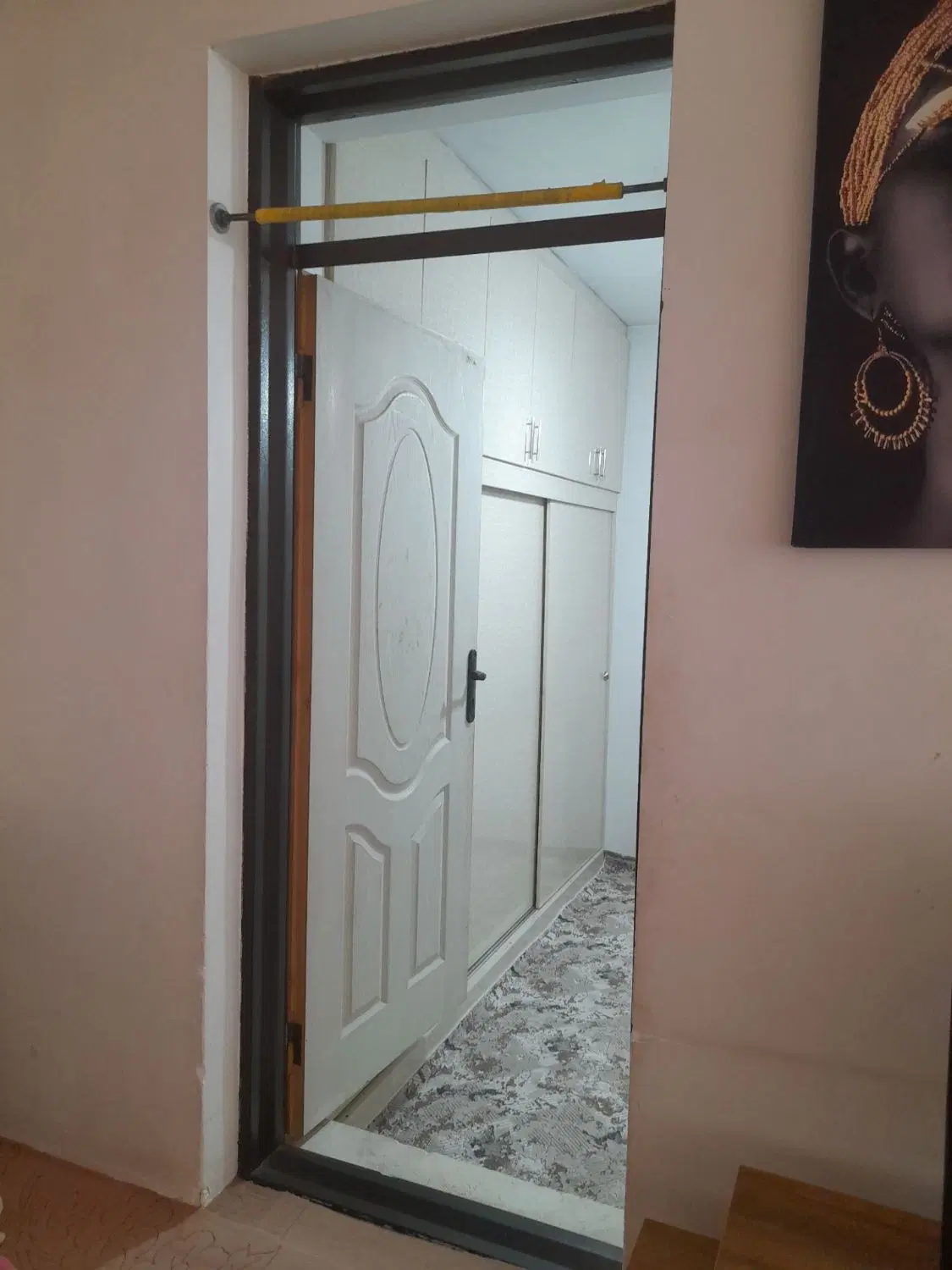 حیاط دوطبقه ساختمان سنگی