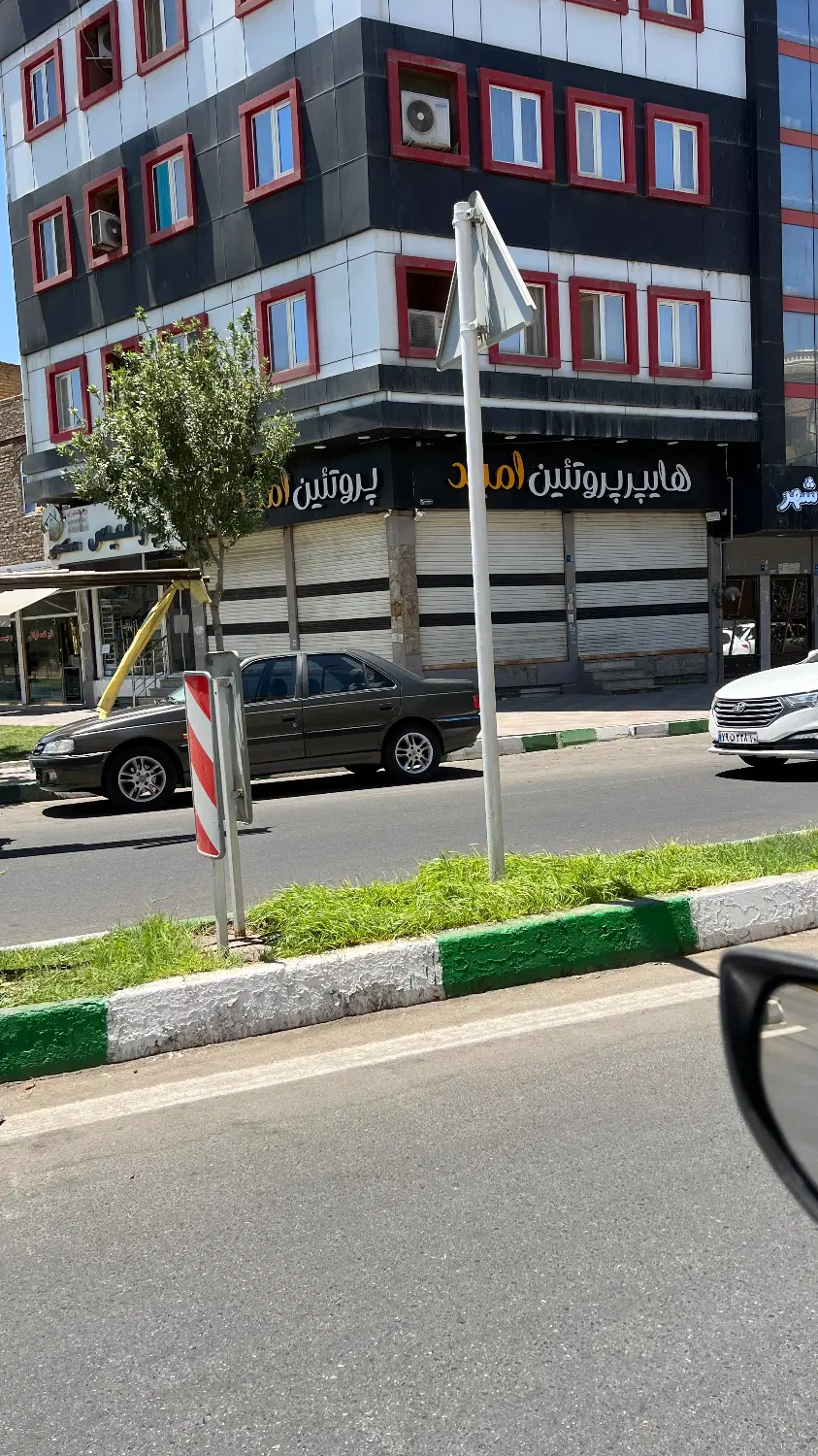 یک باب مغازه تجاری با موقعیت استثنایی دو نبش