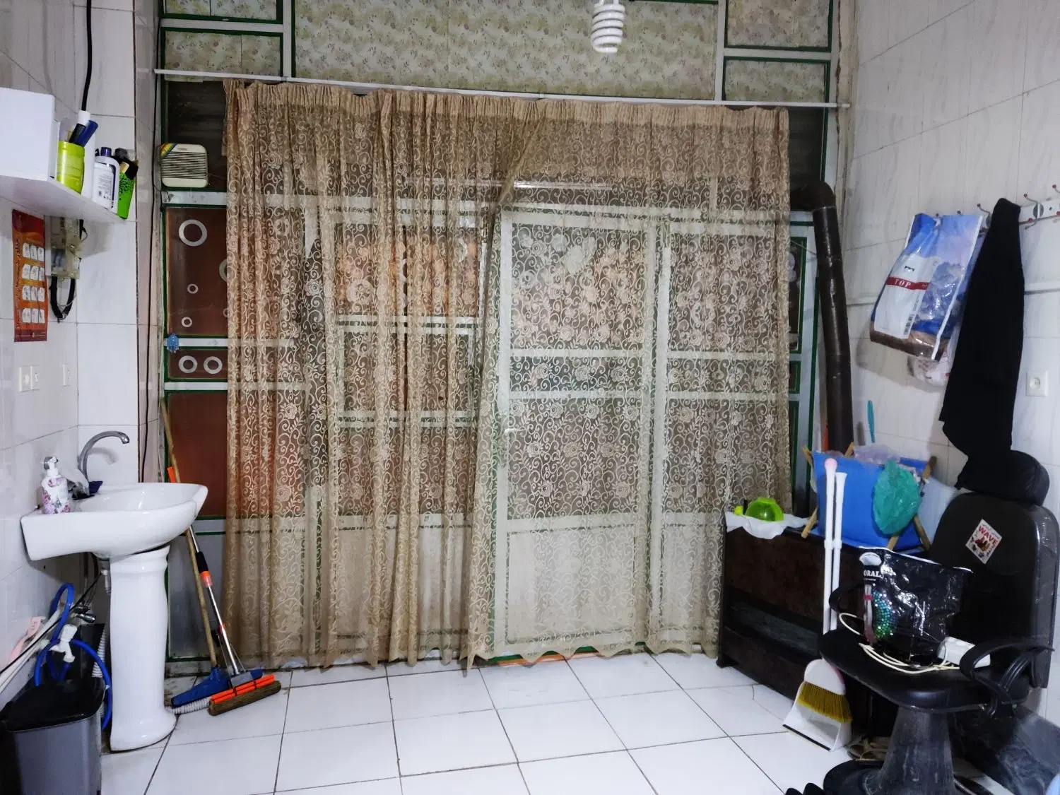 مغازه بر خیابان دوم کیهانشهر