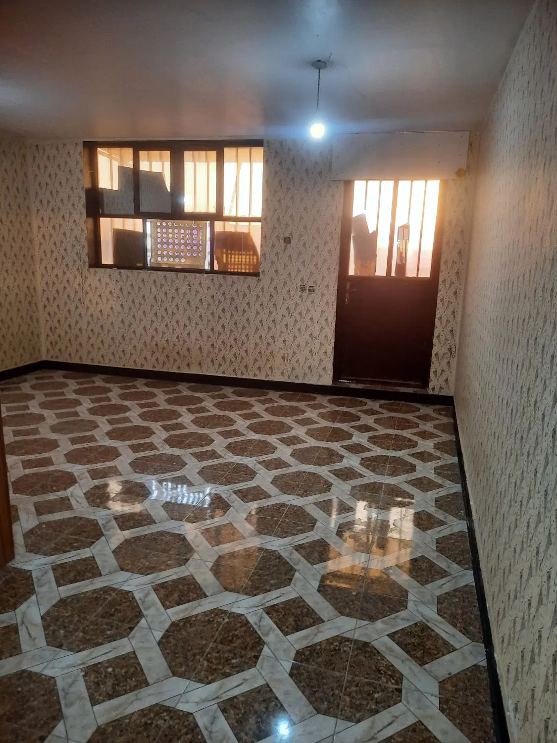 این خانه دارای ۳ خوابه حال پذایرایی می باشد