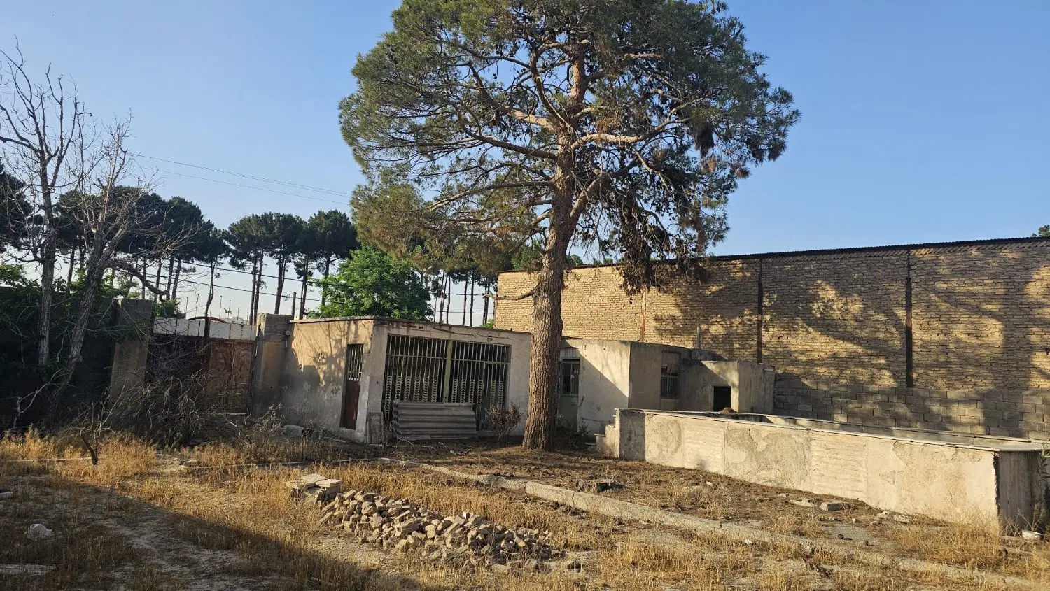 ملک ۱۰۰۴ متری دارای بنا و انشعابات با سند تک برگ