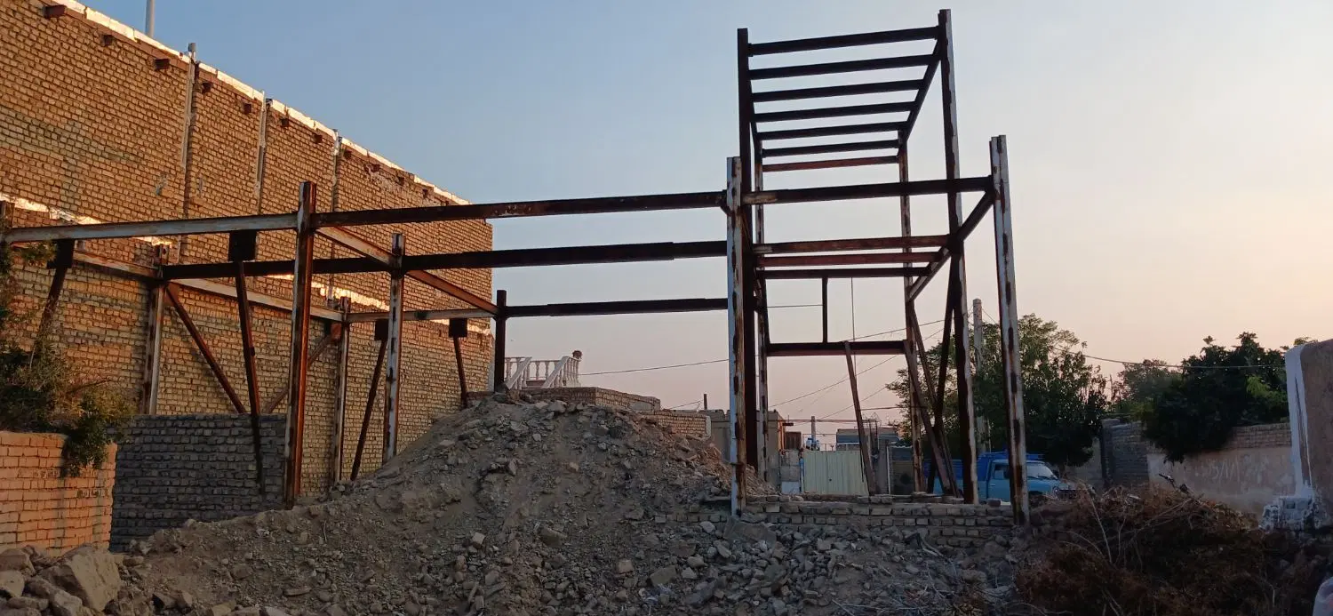 اسکلت فلزی به همذاه چهار دیواری