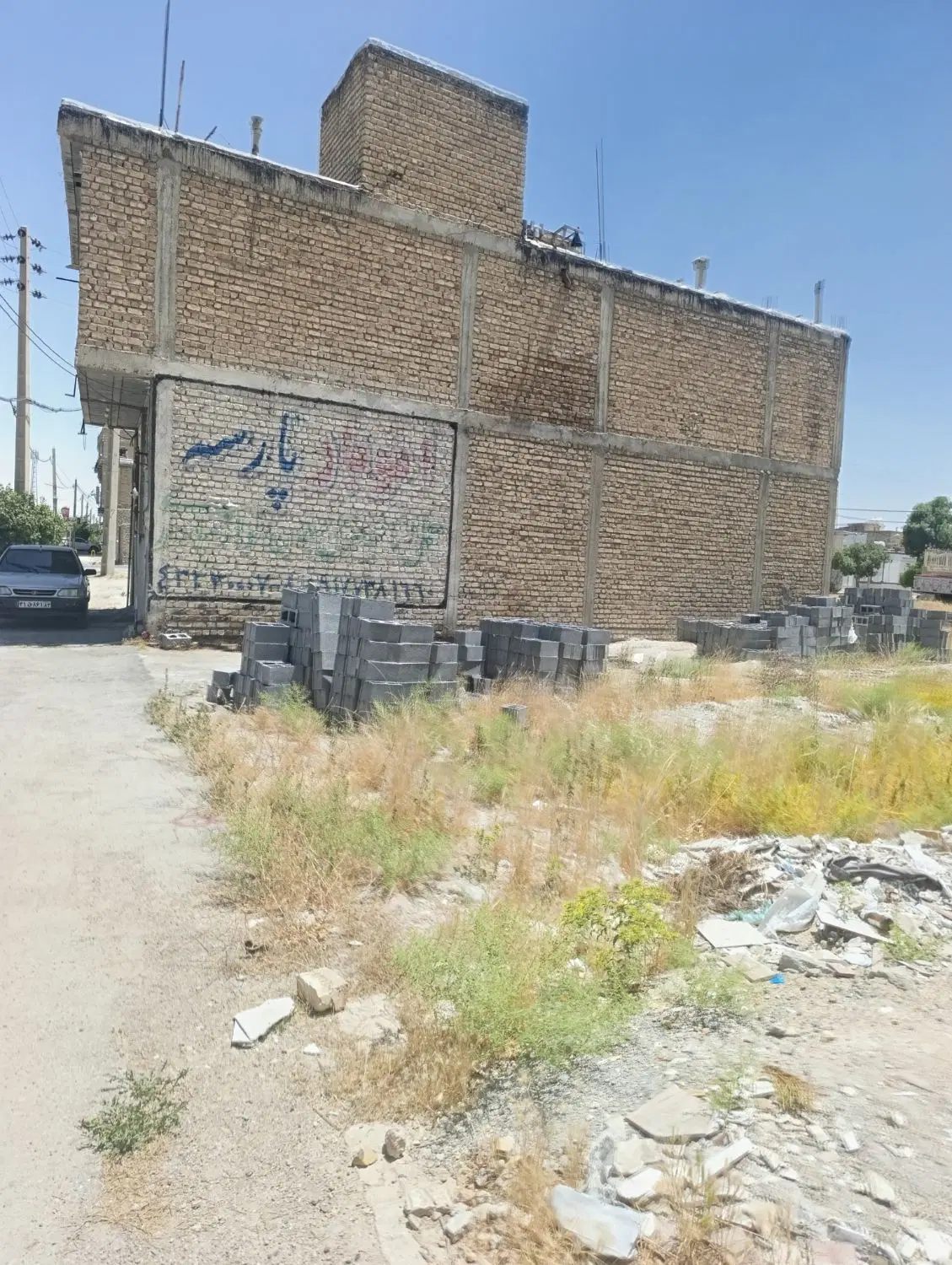 یک قطعه زمین موقعیت تجاری مسکونی