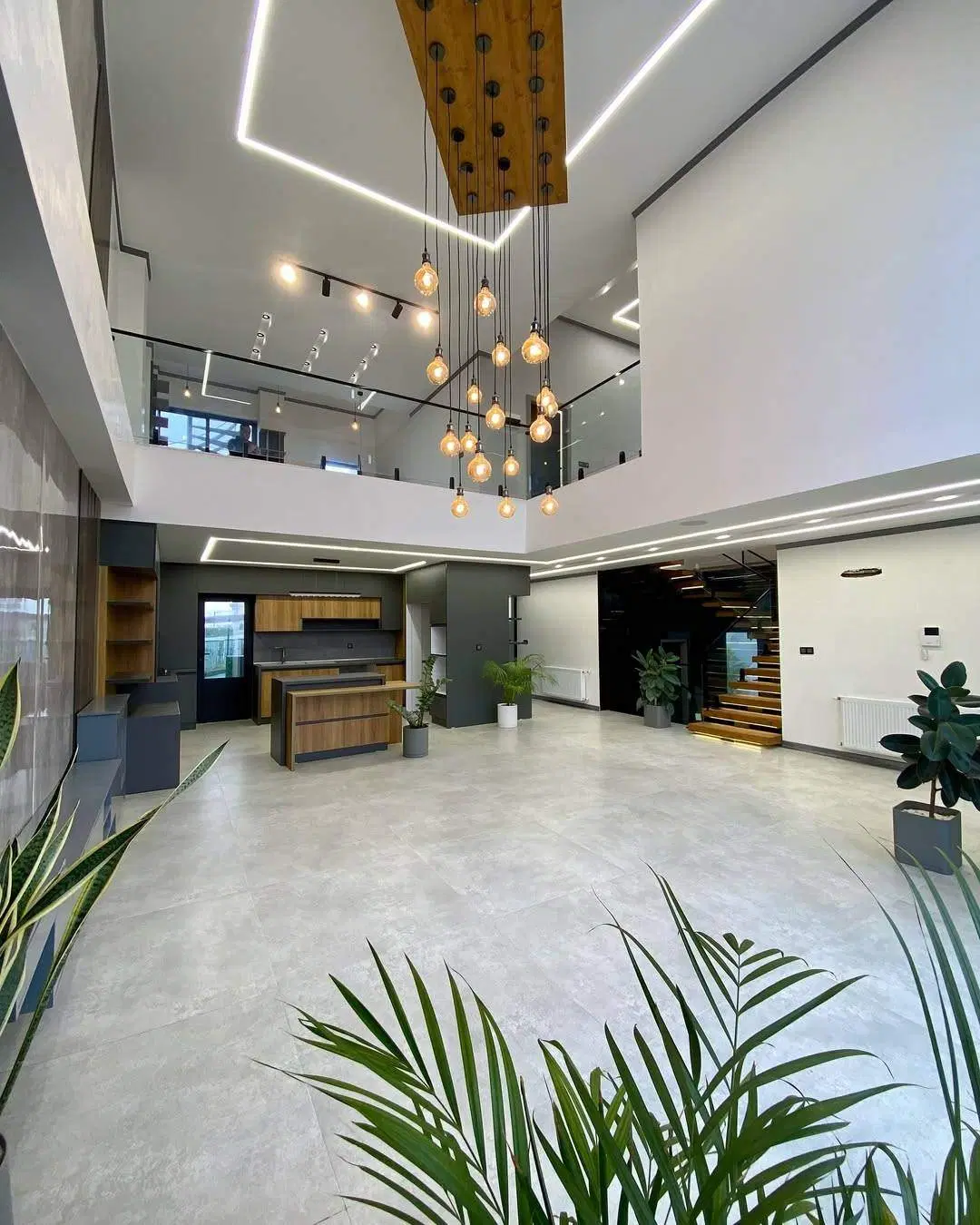 عمارت مدرن ۴۰۰ متری سنددار چهار خوابه استخردار