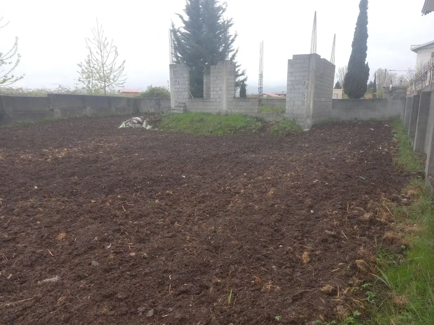 زمین کنار دریا