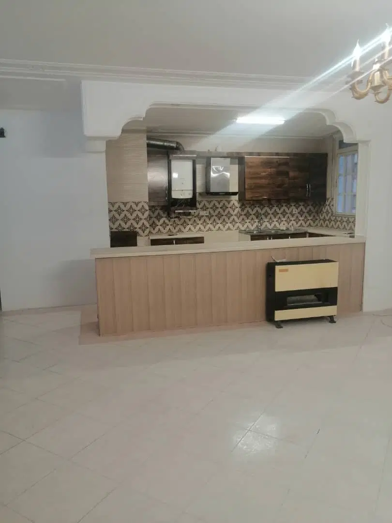 دو باب مغازه تجاری و یک باب منزل مسکونی