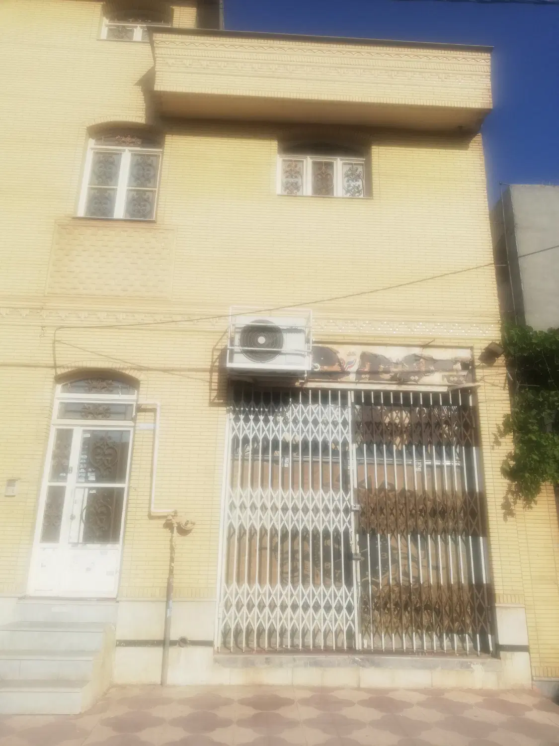 فروش منزل دو طبقه با یک باب مغازه