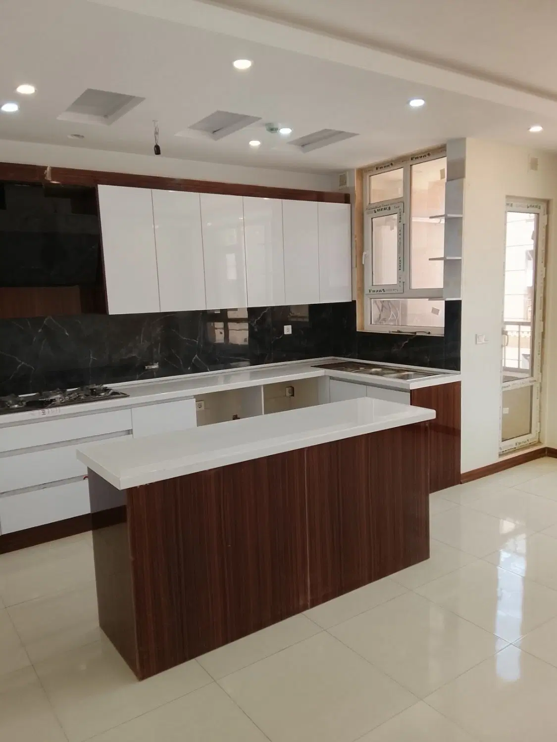کارون آرش ۸۲متر فول امکانات نوساز خودم مالک هستم