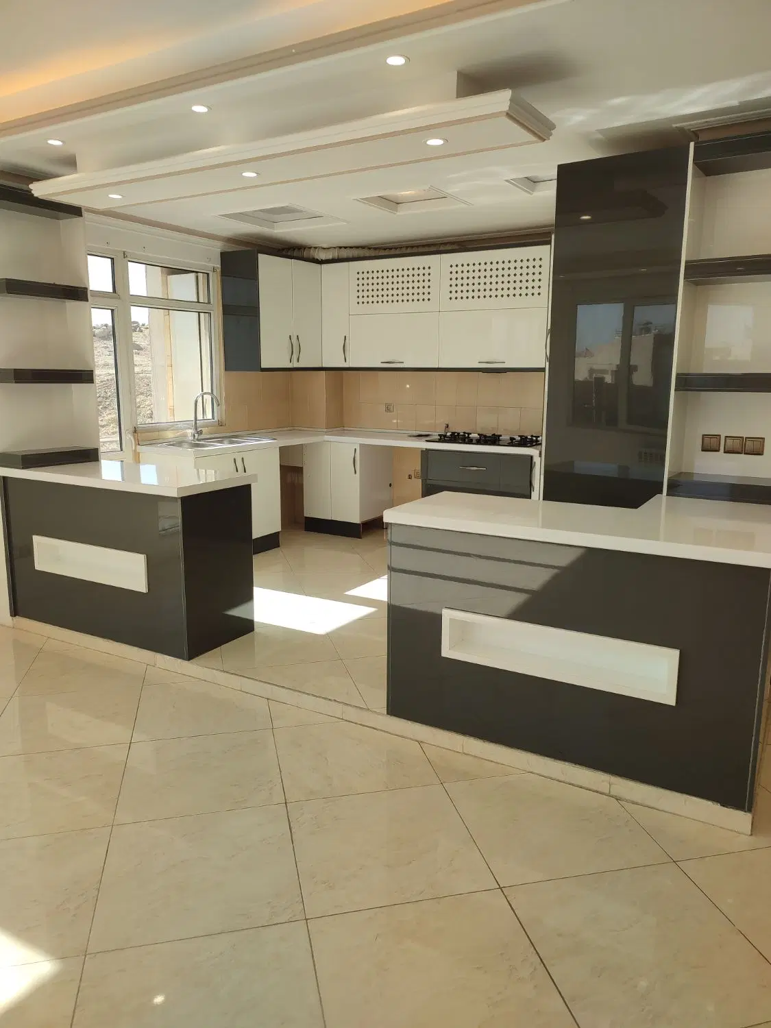 فاز 2 محله 2 ، 143 متر ، 3 خواب تاپ لوکیشن