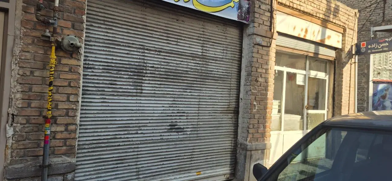 خانه 2 طبقه با 4 مغازه