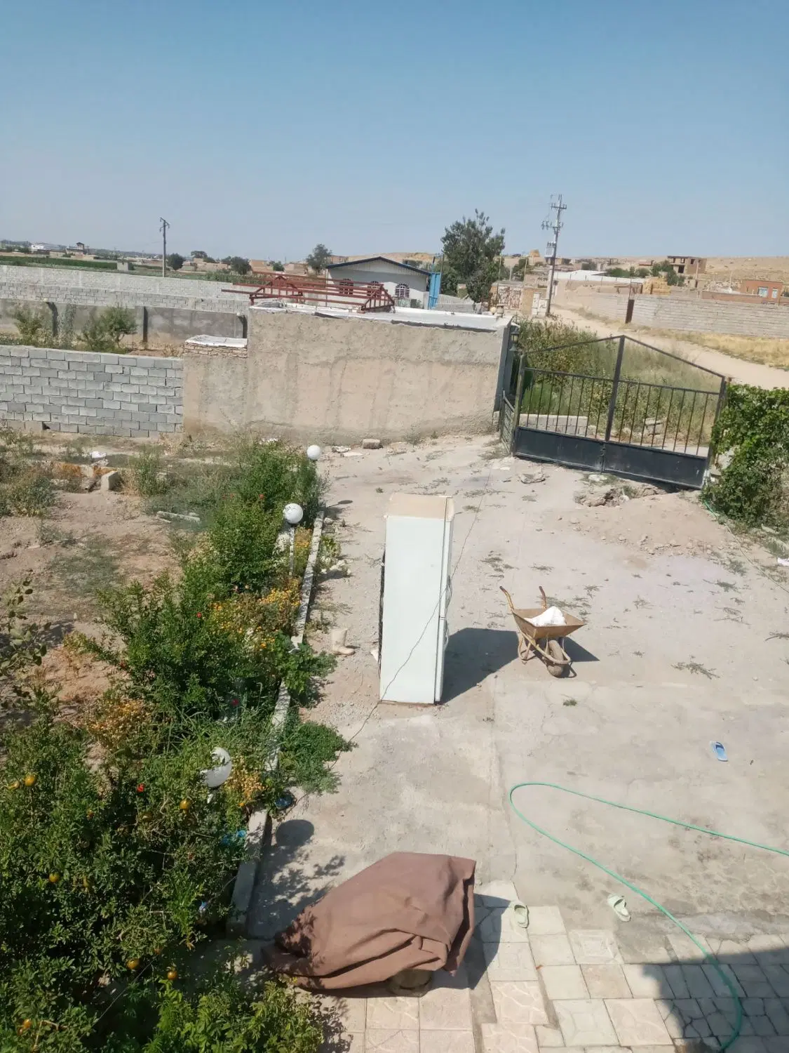 باغ همراه با برق و آب شهری