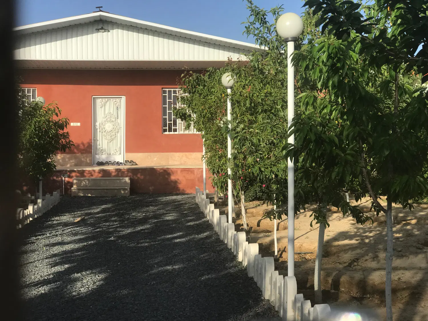 ویلا لاکچری با استخر چند ضلعی ودرختان چند ساله