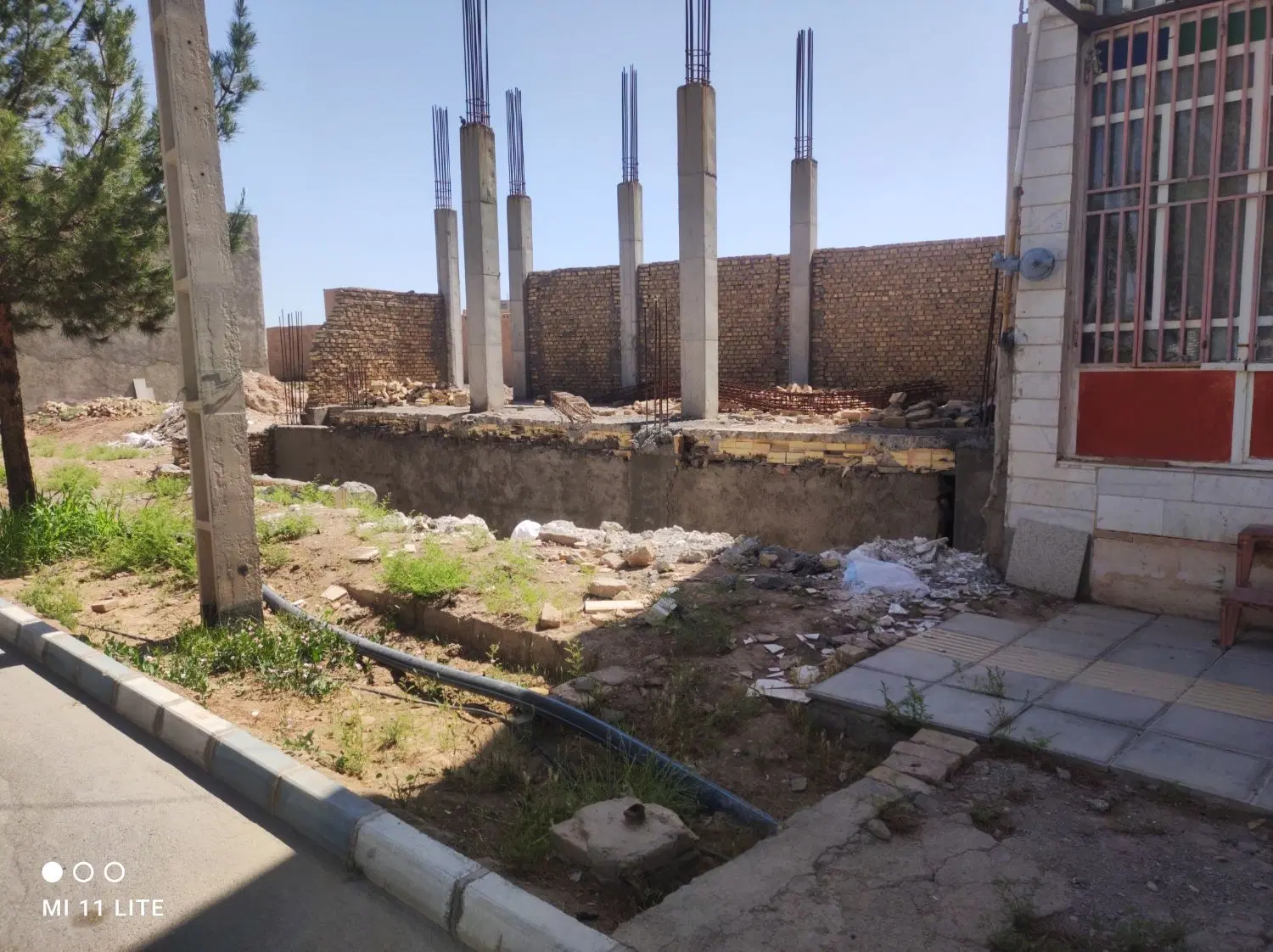 فروش زمین تجاری وقف با پروانه ساخت دو طرف راه