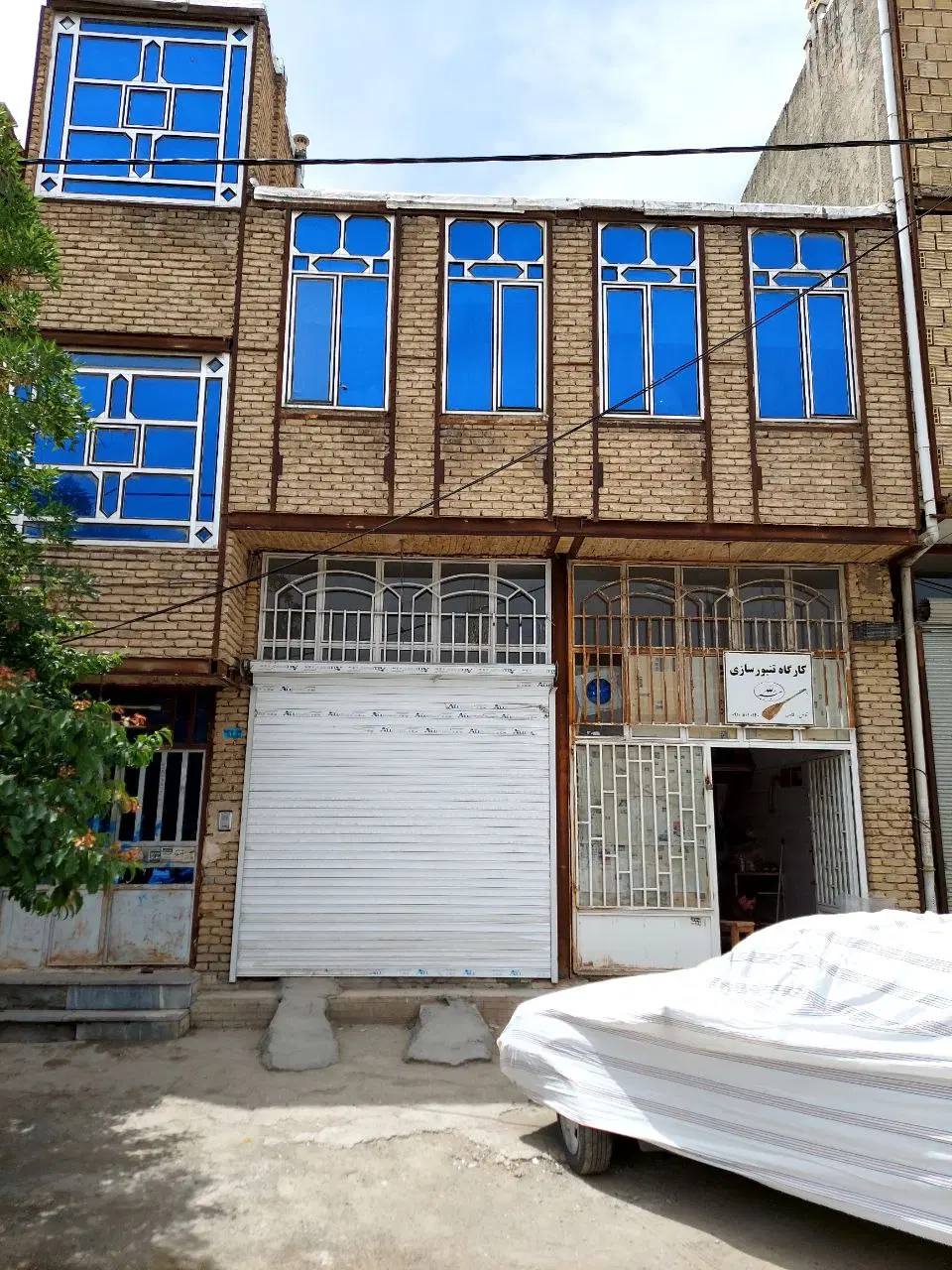 مغازه بر خیابان اصلی شهرک امام