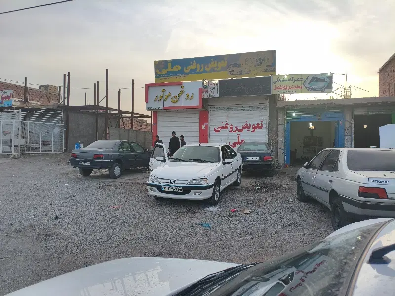 سه دهنه مغازه با 950متر زمین پشتشون