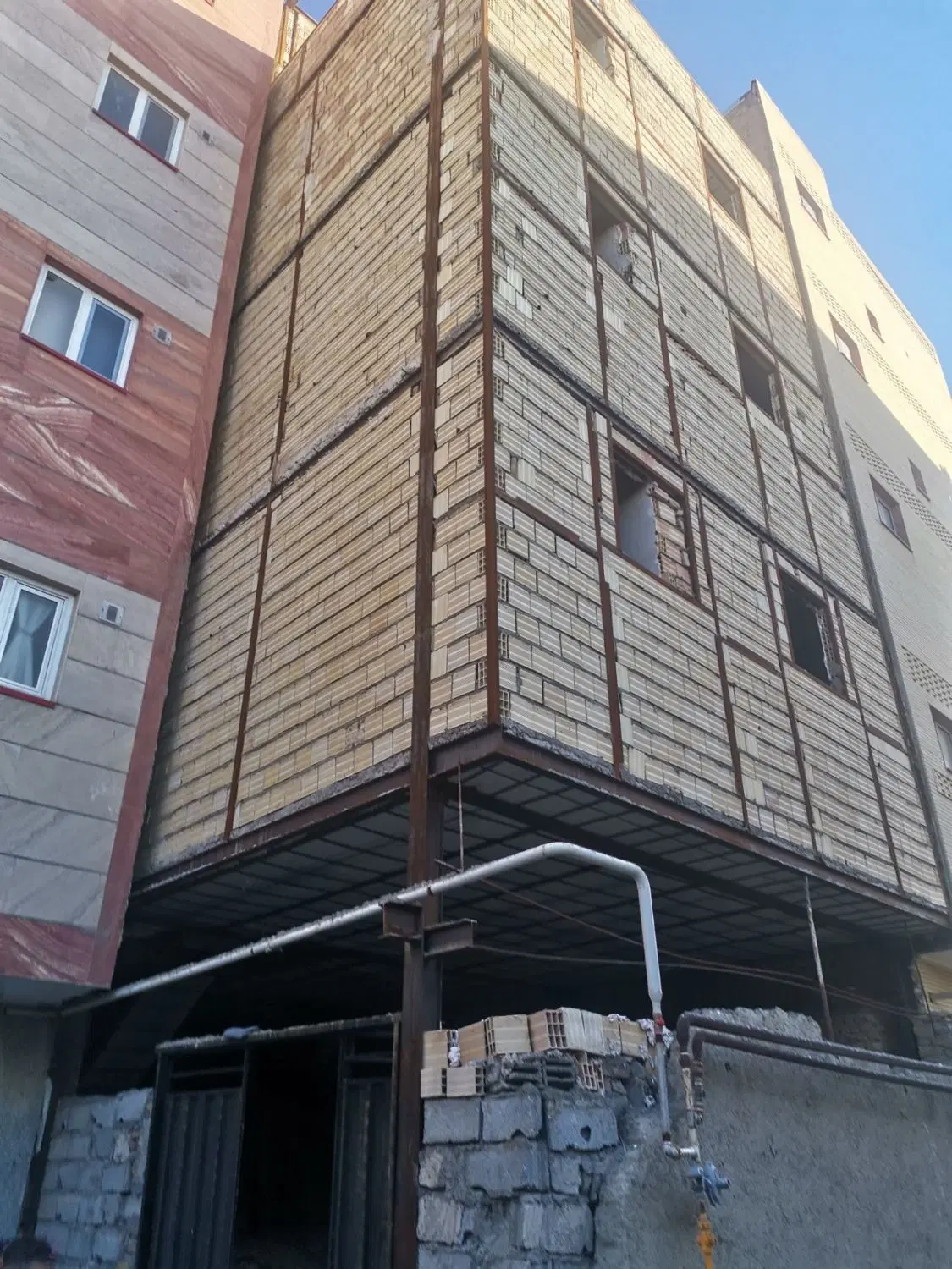 ساختمان نیمه کاره موقعیت بیست