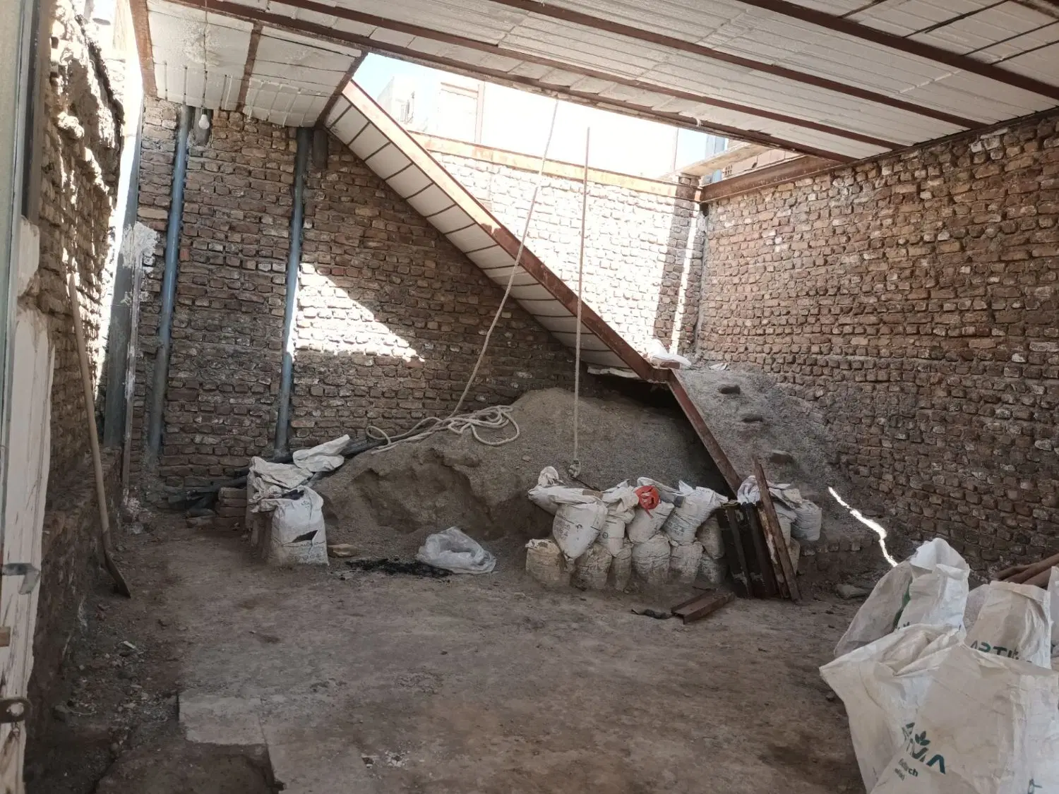 خانه نیمه ساخت
