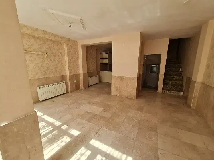 خانه حیاط دار ۲طبقه ونیم بدون اصلاحی