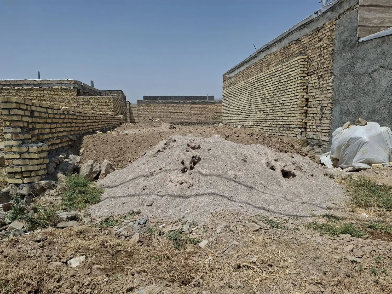 فروشی زمین نیمه کاره