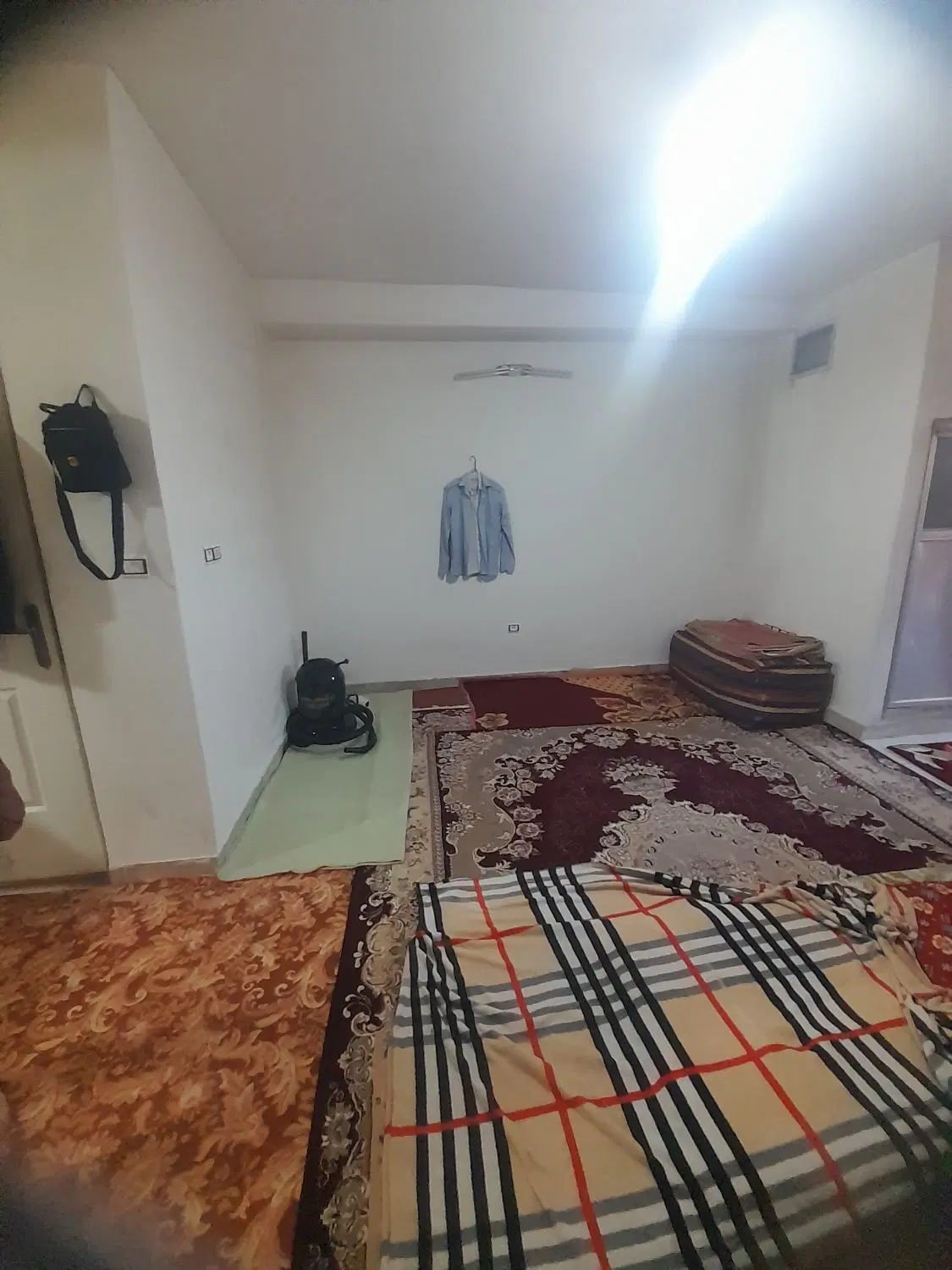 واحد ۶۰متری در۳طبقه یک طبقه زیرزمین وطبقه بالای ان