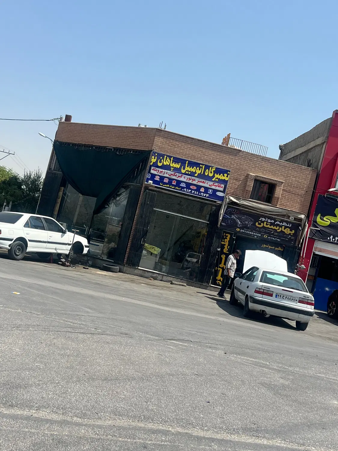 یک مغازه دو دهنه تجاری