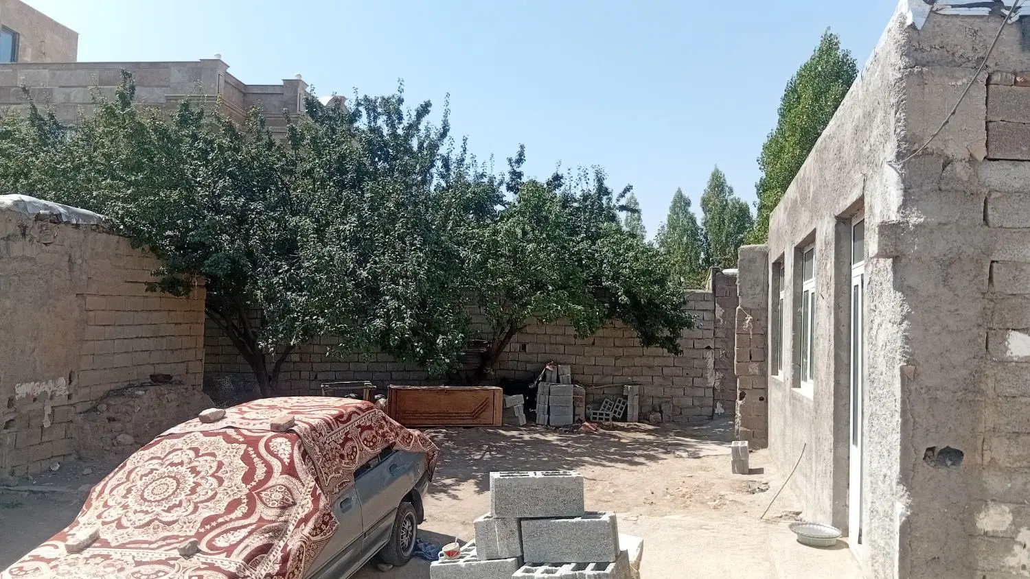 فروش  خانه و زمین به متراژ ۳۰۰ متر