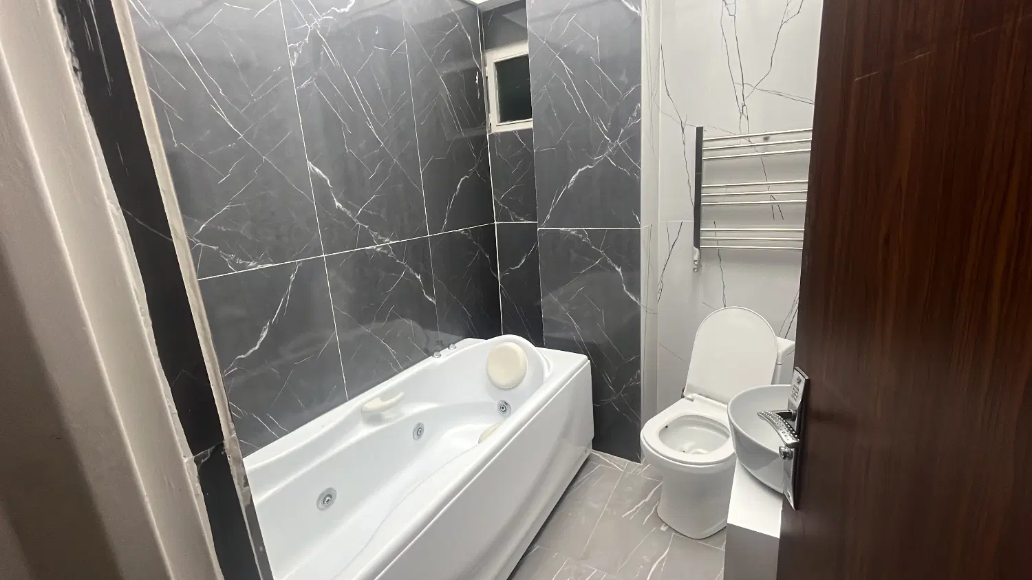 فروش اپارتمان ۳ خوابه ورودی