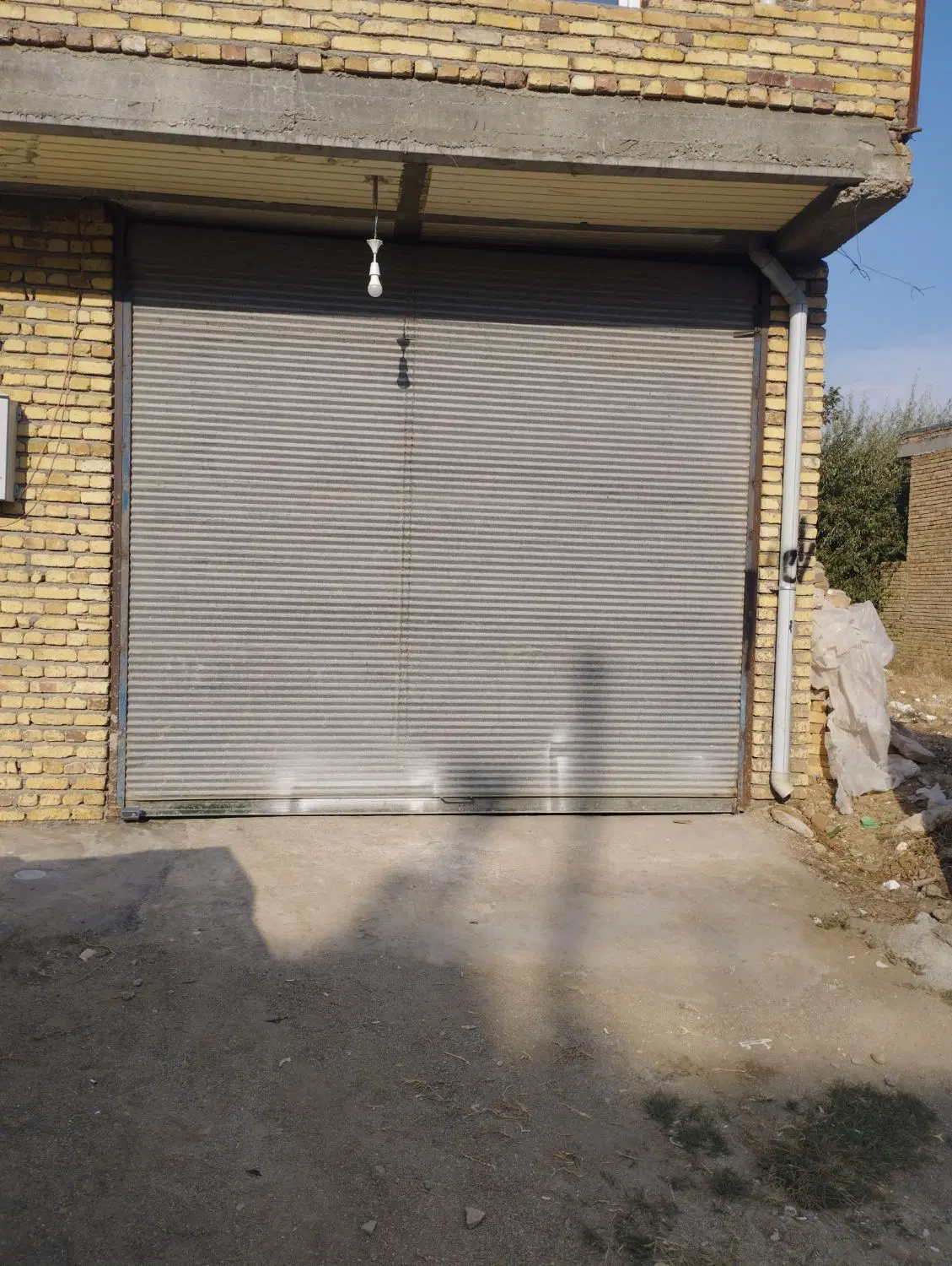 انباری یا کارگاه به متراژ 140متر دارای آب و برق