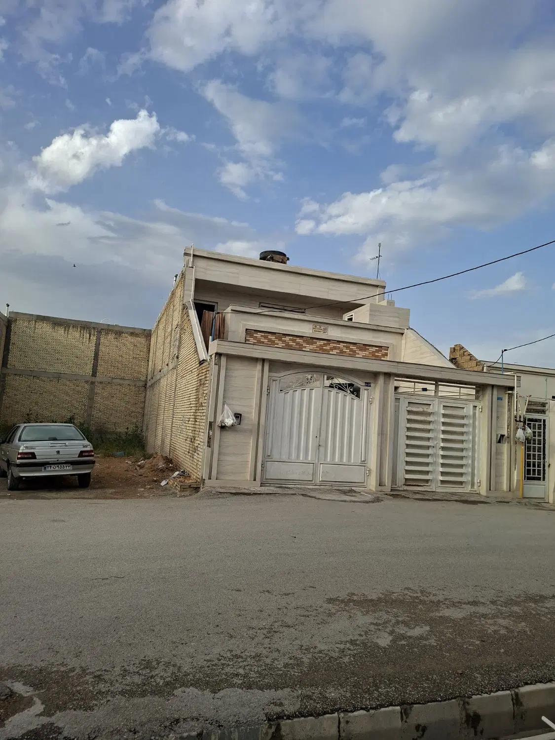 خانه طبقه بالا پارک ماشین