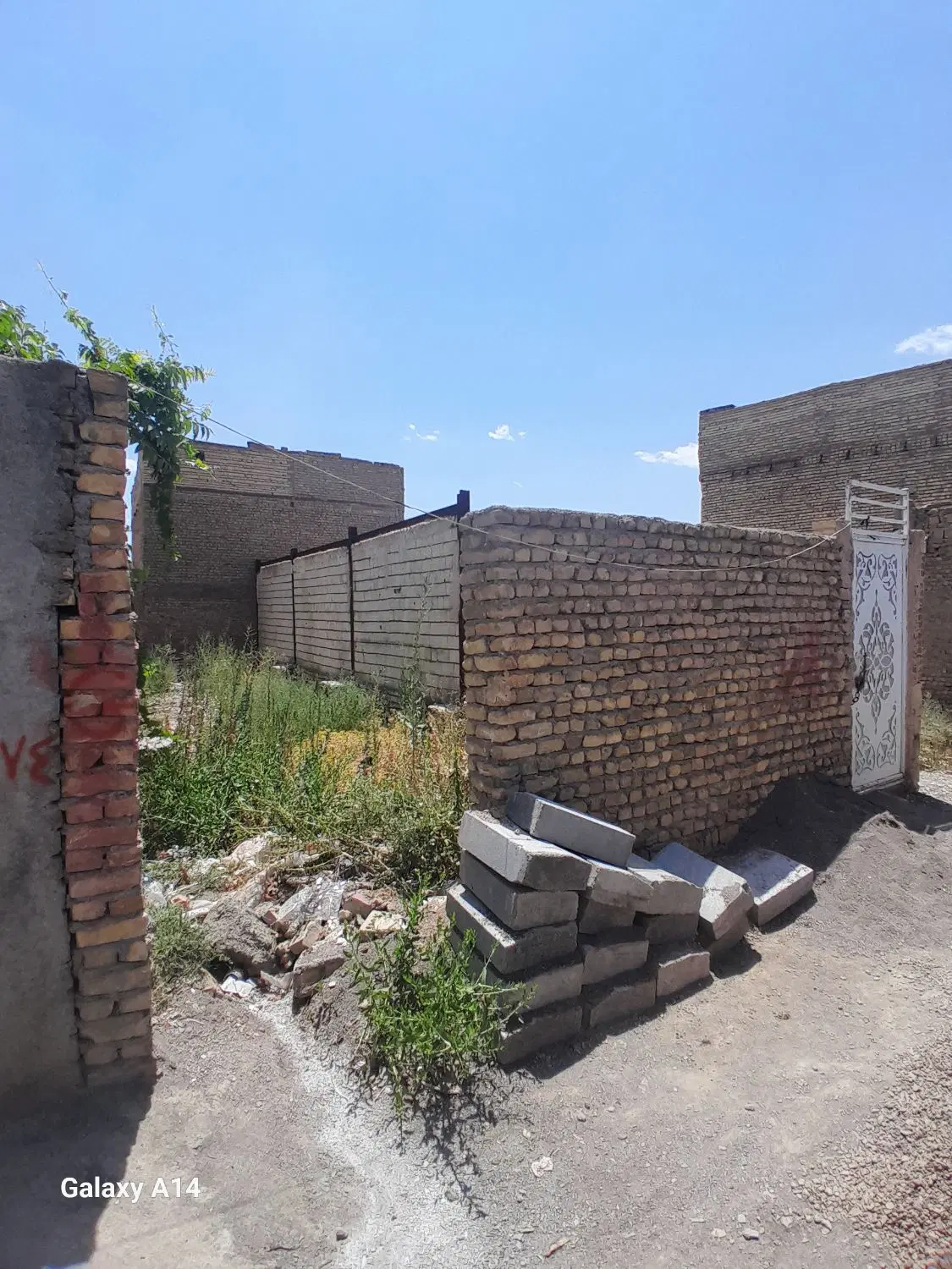 یک قطعه خانه نیمه کاره