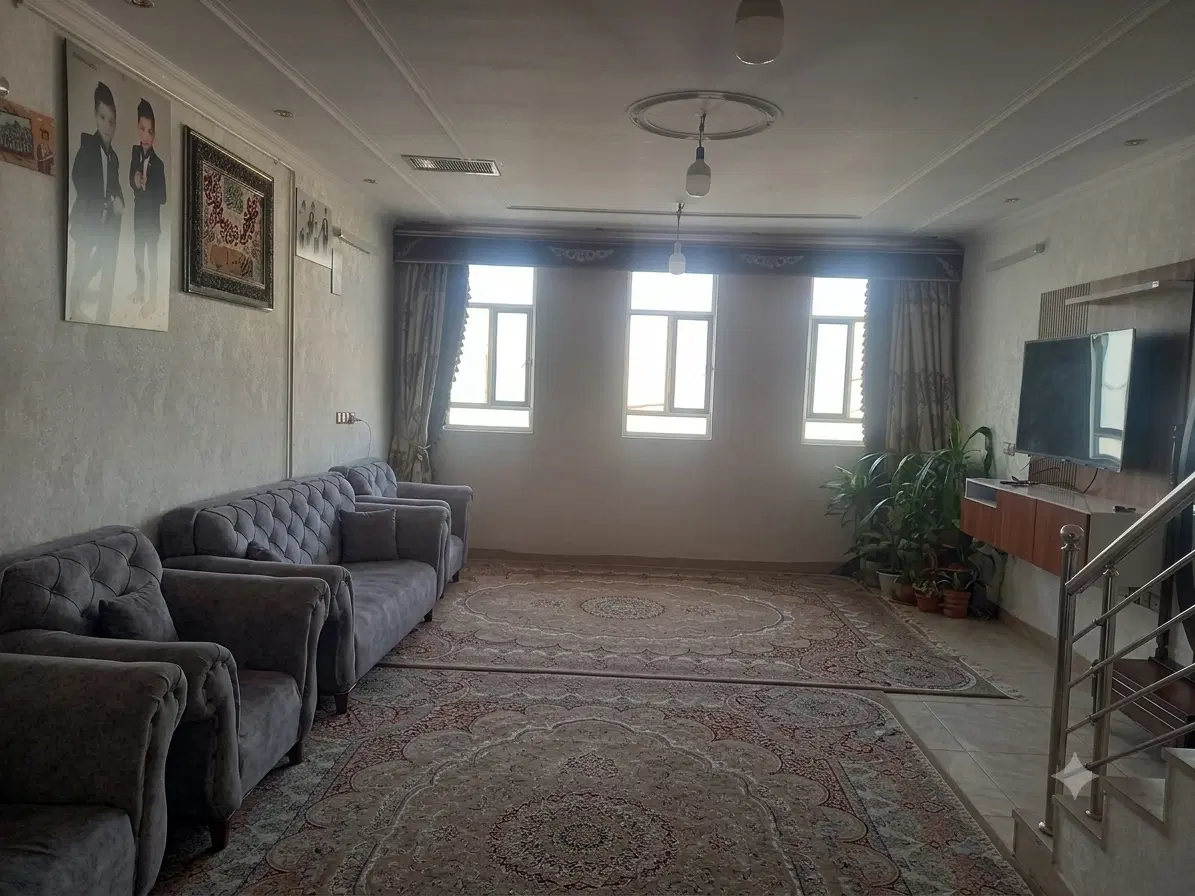یک باب خانه ودو مغازه اجاره ای واقع در اکرمیه
