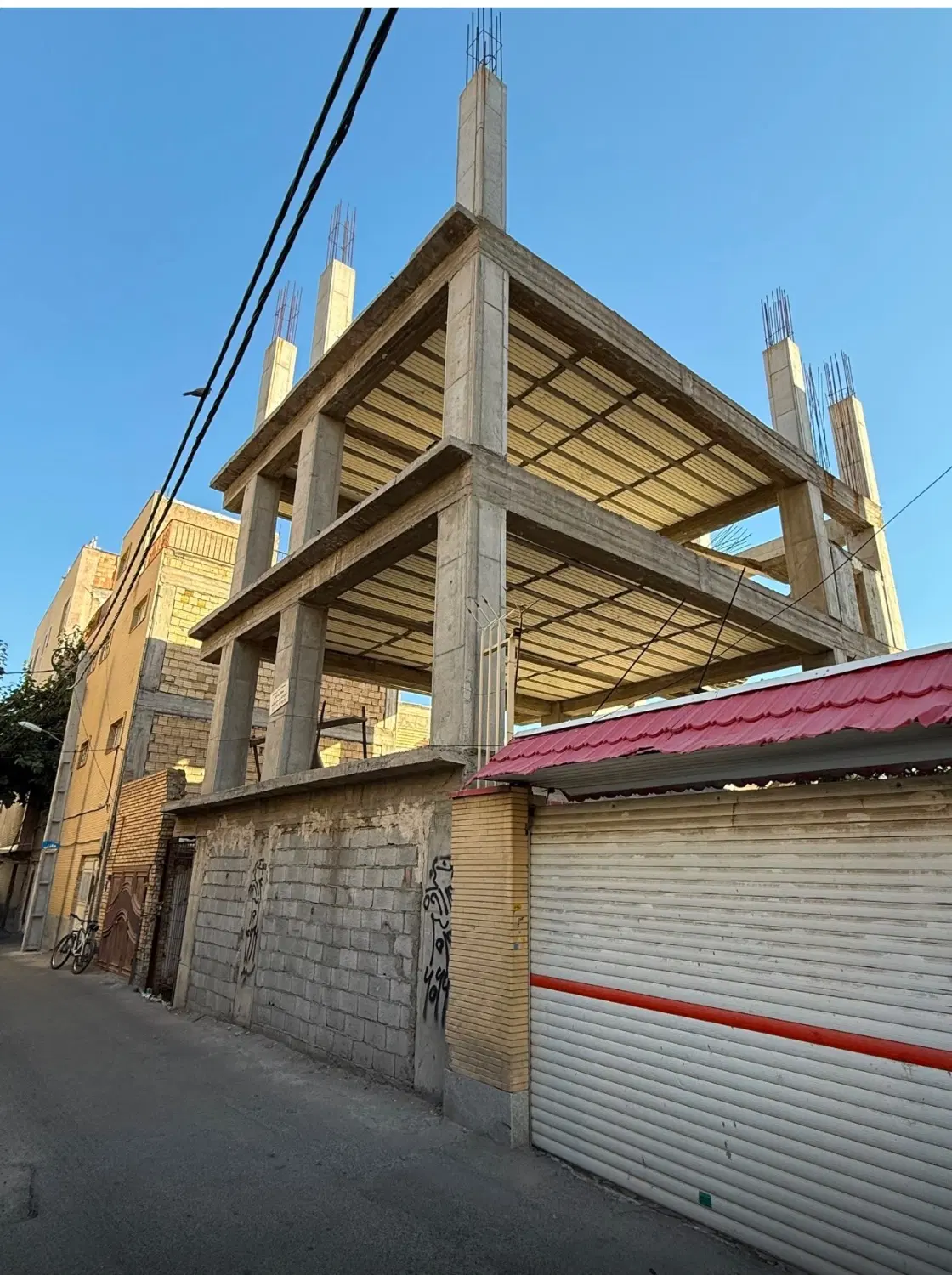 ساختمان نیمه کاره