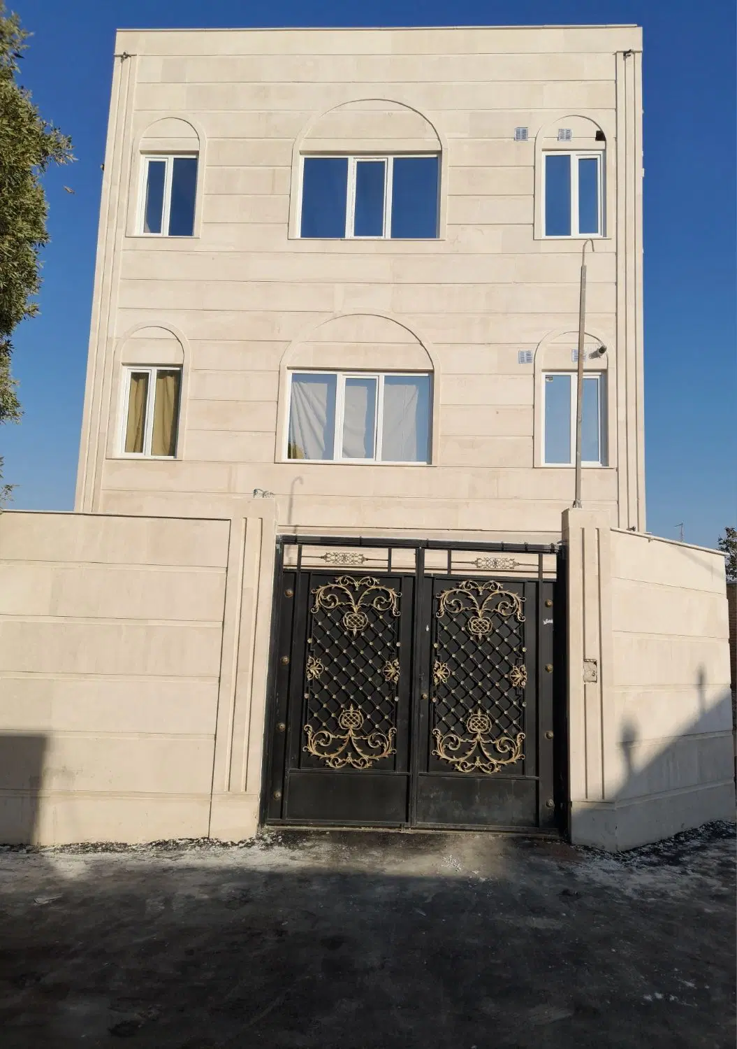 ساختمان دوطبقه با پیلوت
