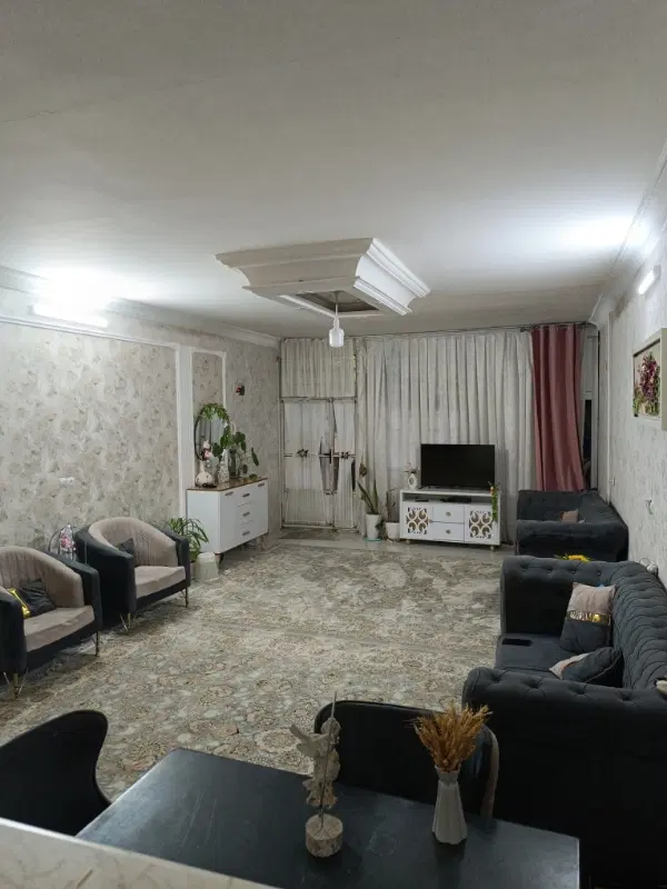 خانه 100متری طبقه همکف راه جدا حیاط دار